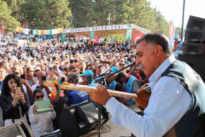 Şenkaya’da Bal Festivali’nde rekor katılım: 20 bin kişi Şirankes’te buluştu