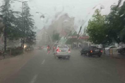 Seydişehir’de sağanak etkili oldu, iş yerlerini su bastı