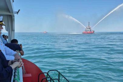 Sıcaklığın 41 dereceye çıktığı Bartın’da basınçlı su ile yapılan gösteri ilgi gördü