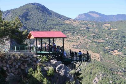 Sıcaktan bunalan Adanalılar, 800 rakımdaki cam seyir terasına akın etti