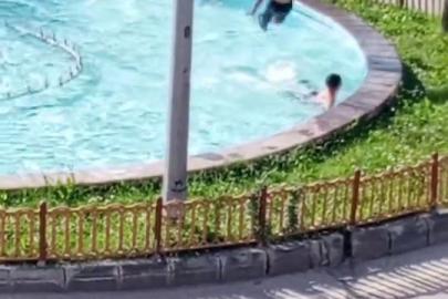 Sıcaktan bunalan çocuklar süs havuzunda serinledi