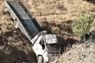 Siirt’te çekici şarampole devrildi: 2 yaralı