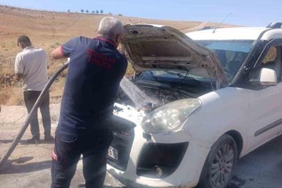 Siirt’te seyir halindeki araç alev topuna döndü