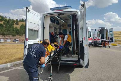 Sivas’ta iki araç kavşakta çarpıştı: 1 kişi öldü 8 kişi yaralandı
