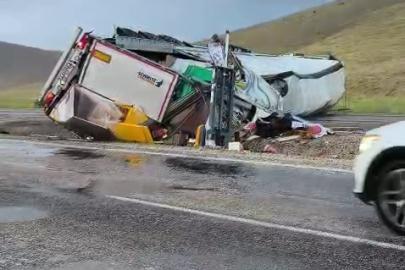 Sivas’ta tır kayganlaşan yolda devrildi: 1 ağır yaralı