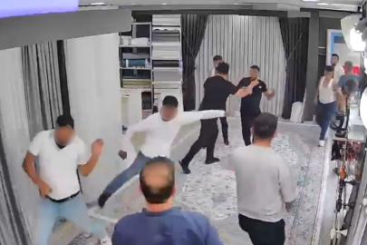 Sopa ve bıçakla kovaladıkları adam perde dükkanına dalınca ortalık karıştı; o anlar kamerada