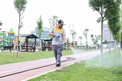 Sultangazi’de yeşil alanları ilaçlama çalışmaları sürüyor