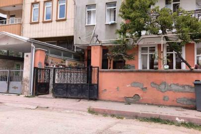 Sürgülü demir kapının altında kalan 3 yaşındaki çocuk ağır yaralandı