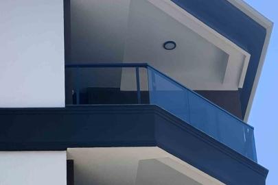 Takılmayan cam korkuluk boşluğundan aşağıya düşen çocuk yaralandı