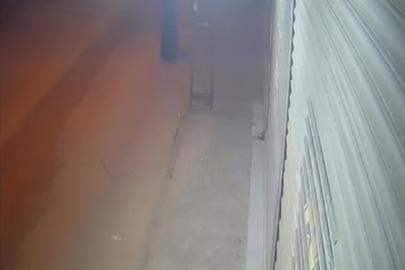 Tanınmamak için kadın kılığına girip silahlı saldırı düzenledi