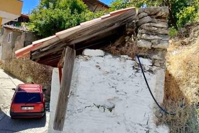 Tarihi çeşmenin çatısı tehlike altında