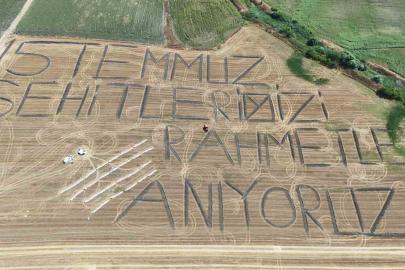 Tarlaya "15 Temmuz şehitlerimizi rahmetle anıyoruz" yazdı