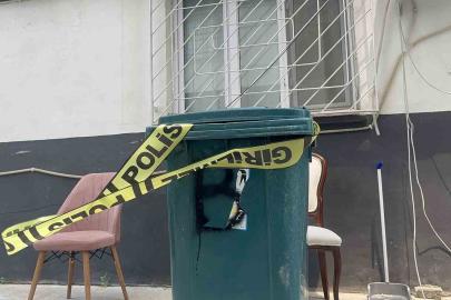 Tartıştığı eşinin başına çekiçle vurup boğazından bıçakladı