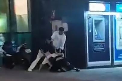 Tartıştığı genci yere yatırıp acımasızca darp ettiler