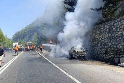 Tatilden dönen ailenin otomobili alev alev yandı muhtemel faciadan dönüldü