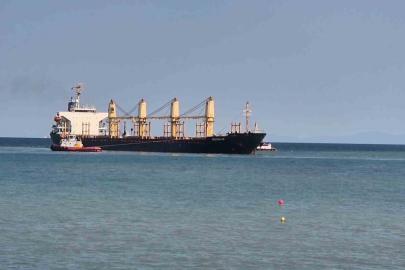 Tekirdağ açıklarında karaya oturan yük gemisini kurtarma çalışmaları sürüyor