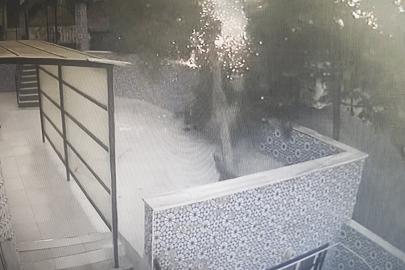 Tekirdağ’da tırın çarptığı elektrik direği cami avlusuna devrildi: O anlar kameraya yansıdı