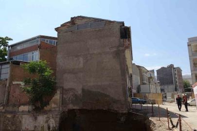 Temelindeki göçük sonrası apartman mühürlendi