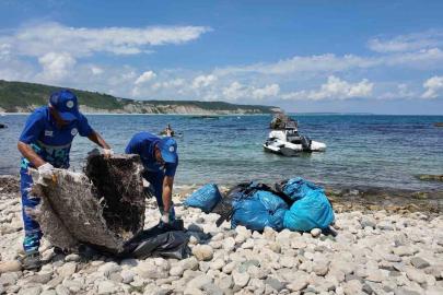 Temizlik sorumluluğu İBB’de olan Karaburun Sahili temizlenmeyince Arnavutköy Belediyesi harekete geçti