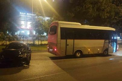 Ters yönden gelen alkollü sürücü servis minibüsüne çarptı