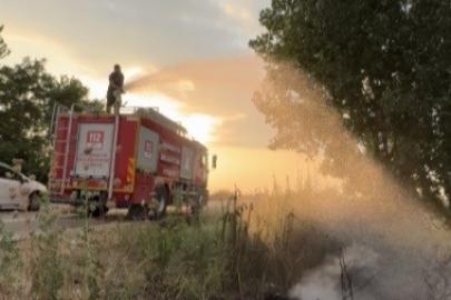 Tır lastiğinde çıkan yangın tarlaya sıçramadan söndürüldü