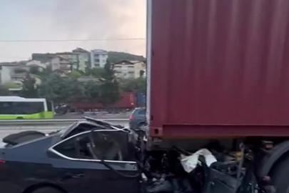 Tıra arkadan çarpan otomobil preslendi: Baba ile oğlu hayatını kaybetti