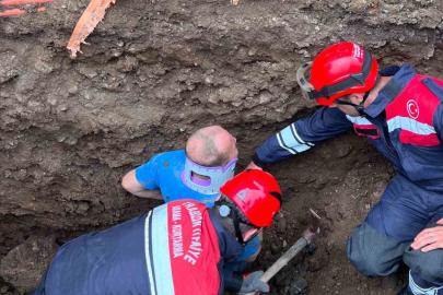 Trabzon’da belden aşağısı toprak altında kalan işçiyi itfaiye ekipleri kurtardı