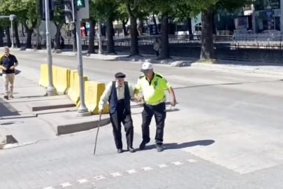 Trafik polisinin yürümekte zorlanan yaşlı adama yardımı yürekleri ısıttı