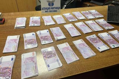 Türk vatandaşı ceplerine sakladığı 150 bin euroyla yakalandı