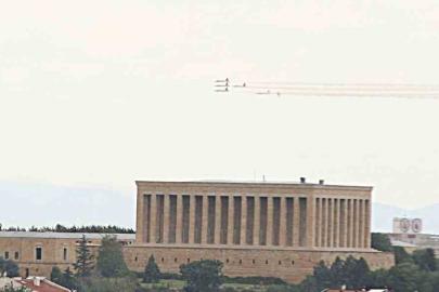 Türk Yıldızları’ndan Ankara semalarında prova uçuşu