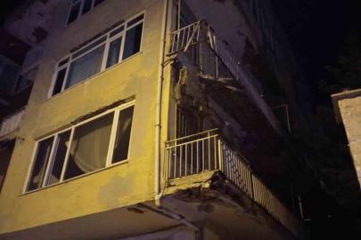 Üsküdar’da dört katlı binanın balkonu çöktü