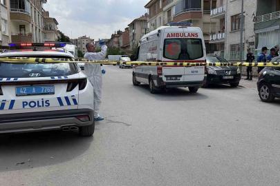 Üvey annesi ile kız kardeşinin boğazını keserek öldürdü