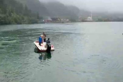 Uzungöl’e düşen çantayı kurtarmak için suya atlayan 2 Arap turistten 1’i kurtuldu, birisi kayıp