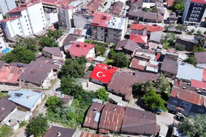 Vatan sevgisini evinin çatısına işledi