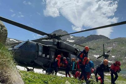 Verçenik Dağı’nda nefes kesen kurtarma: Yaralı kadın dağcı saatler süren operasyonla helikoptere ulaştırıldı