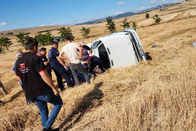 Vezirköprü’de otomobil tarlaya uçtu: 2 yaralı