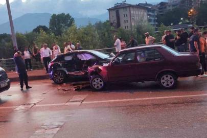 Yağışlı yolda iki otomobil çarpıştı: 4 yaralı