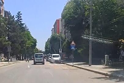 Yaya geçidinde dur işareti yaptığı araç durmayınca arkasından kovaladı