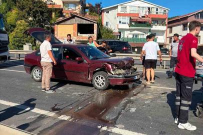 Yayalara yol veren kamyona otomobil çarptı: 2 yaralı