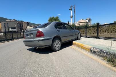 Yayaya çarpan sürücü otomobilini bırakıp kaçtı