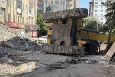 Yıkım çalışmasındaki iş makinesi devrildi: 1 yaralı