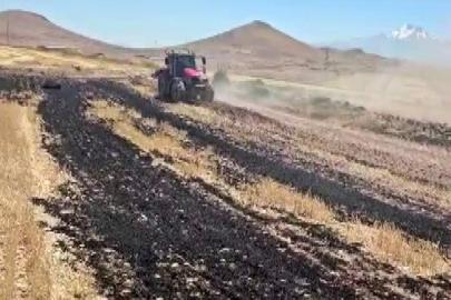 Yol çalışması yapan iş makinelerinin müdahalesi çıkan yangının büyümesini engelledi