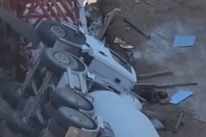 Yolda oluşan çökme nedeniyle beton mikseri devrildi: 1 yaralı