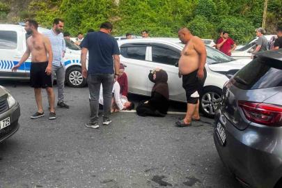 Yolun karşısına geçerken otomobilin çarptığı baba ve oğlu ağır yaralandı