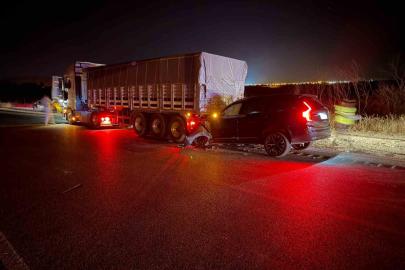 Yozgat’ta otomobil tıra çarptı: 3 yaralı