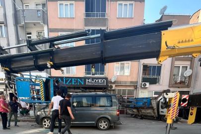 Yük asansörü minibüsün üzerine böyle devrildi