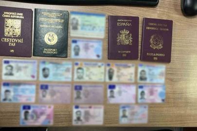 Yurt dışına gönderilecek kargodan sahte pasaport ve kimlik çıktı