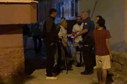 Yürümekte zorluk çeken babasının tekerlekli sandalyesini ateşe verdi