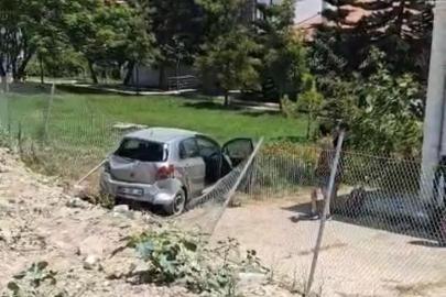 Zincirleme kazada otomobil enstitünün bahçesine düştü: 3 yaralı
