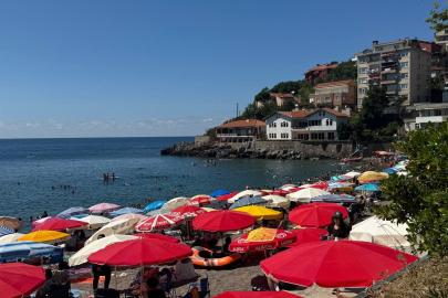 Zonguldak’ta sıcak hava bunalttı, vatandaşlar plaja akın etti